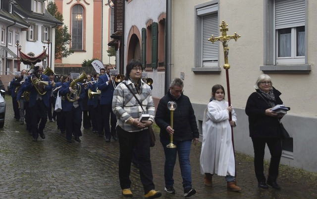 Zug durch Riegel: Die Prozession auf den Straen der Gemeinde.   | Foto: Roland Vitt