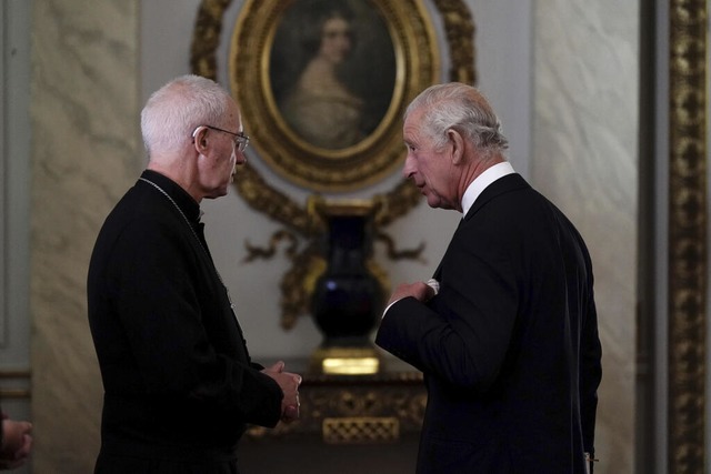 Justin Welby mit Knig Charles III.  | Foto: Aaron Chown (dpa)