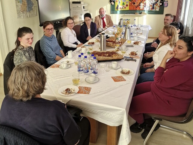 Marion Gentges (hinten links) im Kreis...schen Frauen bei der Neuen Arbeit Lahr  | Foto: Bro Gentges