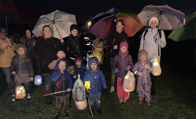 Kinder und Erwachsene beim Martinsumzug in Grafenhausen   | Foto: Rudi Rest