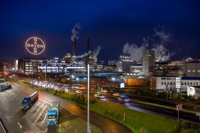 Das Bayer-Kreuz, das Logo des Unterneh...sgel&auml;nde von Bayer in Leverkusen.  | Foto: Thomas Banneyer/dpa