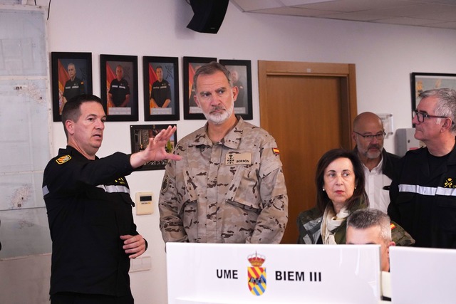 Diesmal steht beim Besuch von K&ouml;n...ebiet das Milit&auml;r im Mittelpunkt.  | Foto: Alberto Saiz/AP