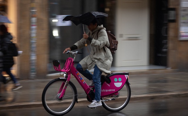 Mallorca bekommt die neue Unwetterfront schon zu sp&uuml;ren.  | Foto: Clara Margais/dpa