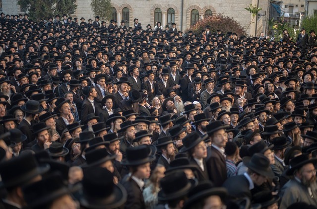 Viele Ultraorthodoxe empfinden den Mil...hres frommen Lebensstils. (Archivbild)  | Foto: Ilia Yefimovich/dpa