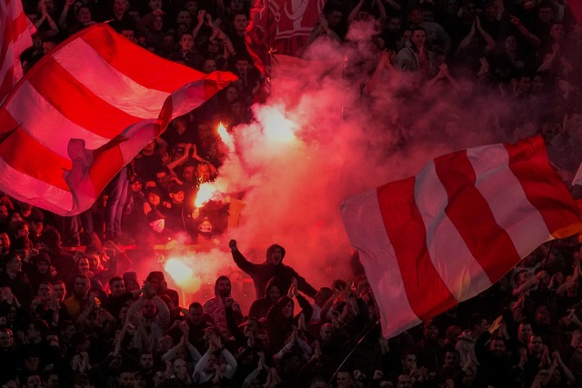 Die Fans von Roter Stern Belgrad  | Foto: Darko Vojinovic/AP/dpa