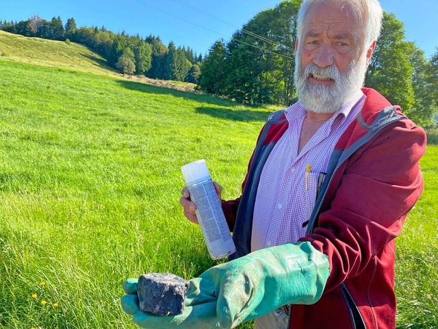 Mit einem Detektorspray prft Dieter Berger, ob  Teerbrocken PAK-haltig sind.  | Foto: Sebastian Heilemann