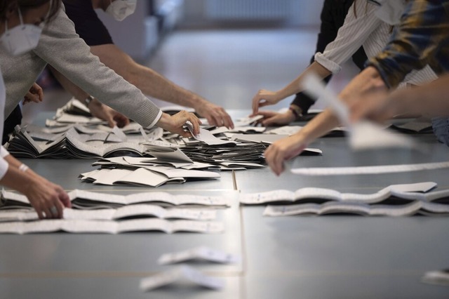 Bis zum 23. Februar mssen Wahlhelfer geworben und geschult werden.   | Foto: Sebastian Gollnow (dpa)