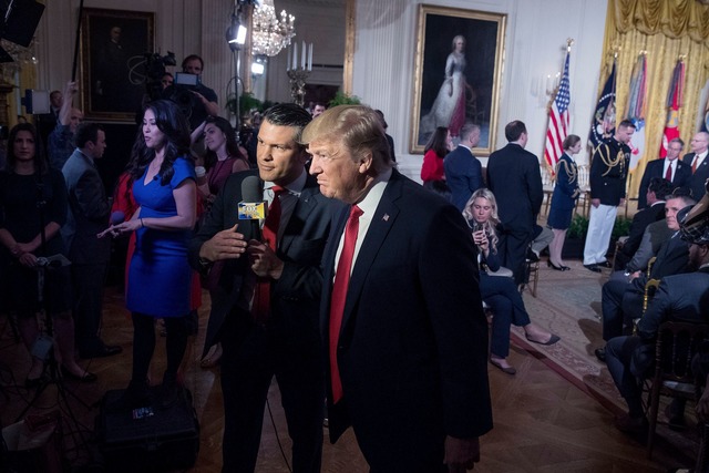 Pete Hegseth soll unter Donald Trump d...eidigungsminister werden. (Archivbild)  | Foto: Andrew Harnik/AP