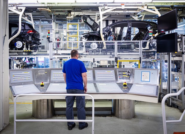 In der Autoindustrie fehlen laut Studie Tausende Fachkr&auml;fte. (Archivbild)  | Foto: Moritz Frankenberg/dpa