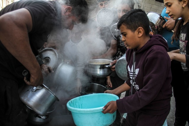 Im Gazastreifen droht nach Einsch&auml...n Hilfsorganisationen eine Hungersnot.  | Foto: Mahmoud Issa/Quds Net News via ZUMA Press/dpa