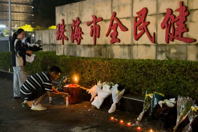 Menschen legen Blumen vor einem Sportz...t seinem Auto 35 Menschen t&ouml;tete.  | Foto: Ng Han Guan/AP