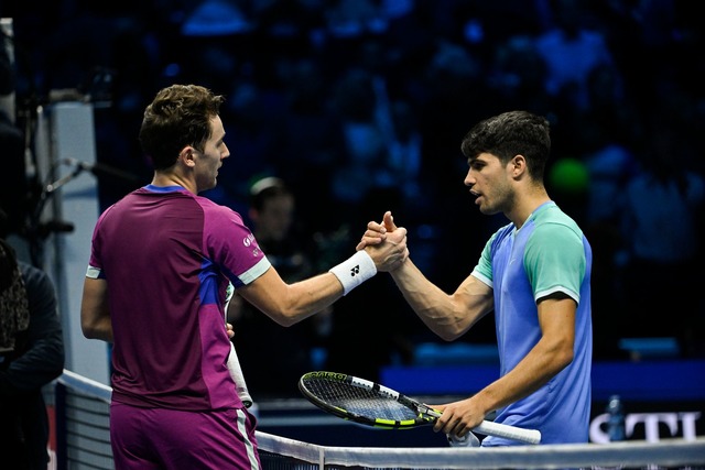 Casper Ruud (l) besiegte in Turin den angeschlagenen Carlos Alcaraz.  | Foto: Stefano Guidi/ZUMA Press Wire/dpa