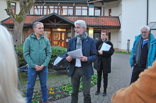 Heimleiter Boris Blazevic und Brgerme...erte zum Pflegeheim in der Hfstrae.  | Foto: Ralph Fautz