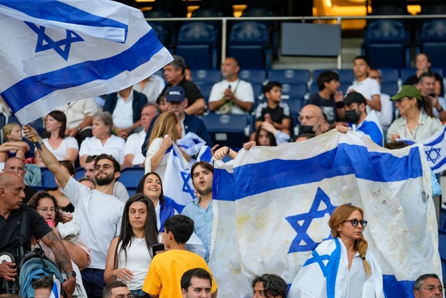 Am Donnerstag werden nur wenige Fans aus Israel erwartet. (Archivbild)  | Foto: Rebecca Blackwell/AP