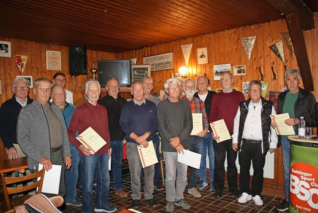 Gro war die Gruppe der Mitglieder, di...0 und 60 Jahre Mitgliedschaft ehrten.   | Foto: Christiane Franz