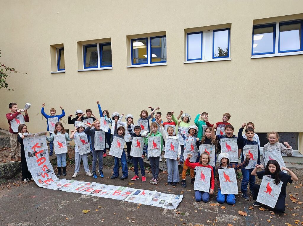 Klasse 4c der Johann-Heinrich-von-Landeck-Schule Bad KrozingenDazu haben uns die Kinder den Spruch geschickt:Der Herold von Landeck, flink und mit Freud, bringt tglich die Nachrichten, voll berzeugt. „Erklr’s mir“ in der Zeitung – das lesen wir gern, die Zeilen gedruckt, in Freiburg so fern. Die Knguru-Ritter, sie jubeln erfreut, lesen die Zeitung, mit Eifer erneut.