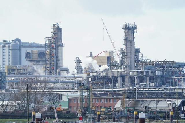 Die Chemiebranche erwartet dieses Jahr weniger Produktionswachstum (Archivbild).  | Foto: Uwe Anspach/dpa