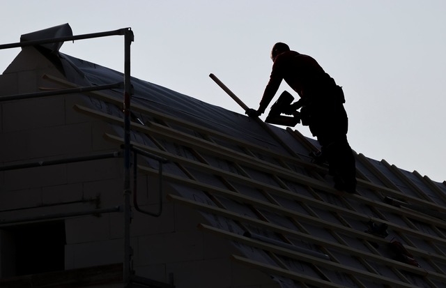 Dachdecker bekommen nach einem neuen T...hluss deutlich mehr Geld (Archivbild).  | Foto: Jan Woitas/dpa