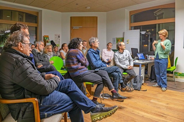 Theresia Lindner (rechts) vom Vorstand..., die viel Anlass zu Diskussionen bot.  | Foto: Alexandra Gnzschel