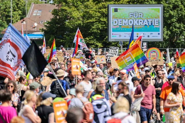 Demonstranten halten bei einer Kundgeb...&uuml;r Demokratie" hoch. (Archivbild)  | Foto: dpa