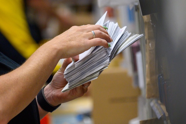 Eine Mitarbeiter der Deutschen Post so...ustellst&uuml;tzpunkt der Post Briefe.  | Foto: Klaus-Dietmar Gabbert/dpa