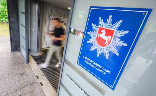 Das LKA Niedersachsen ist den Ex-RAF-Terroristen auf der Spur. (Symbolbild)  | Foto: Julian Stratenschulte/dpa