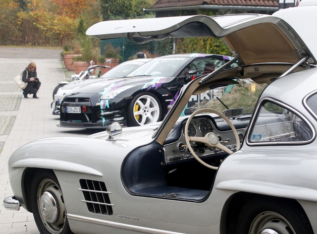 Ein Mercedes 300 SL von 1954 auf dem G...o- und Tuningmesse "Essen Motor Show".  | Foto: Roland Weihrauch/dpa