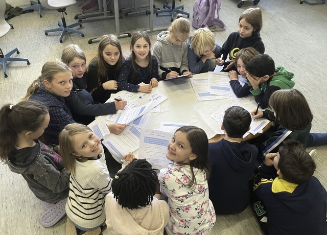 Die Zisch-Reporterinnen und -Reporter ...er Hebelschule werten die Umfrage aus.  | Foto: Susanne Henes