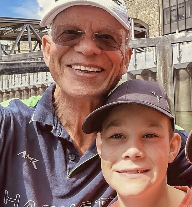 Oskar (rechts) und Manfred Schmied bei einer Hafenrundfahrt im Hamburger Hafen  | Foto: Privat