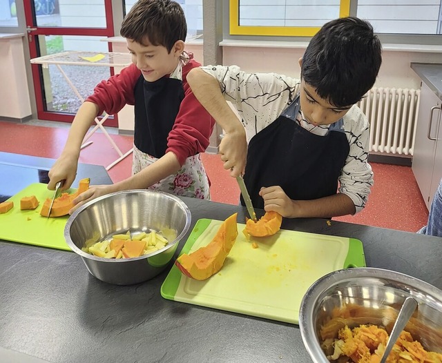 Die Kochgruppe schnitt die Krbisse fr die Suppe  in kleine Stcke.  | Foto: privat