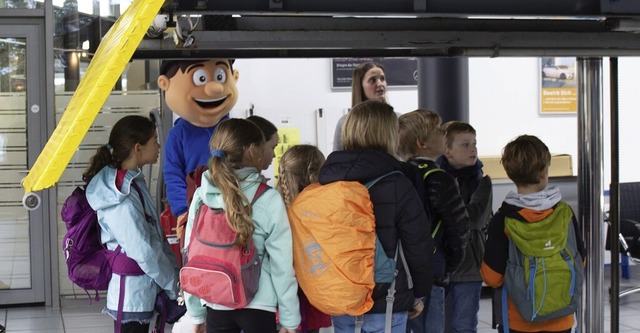 Die Kinder mit B. Zetti unter der Hebebhne  | Foto: Filomena Scilanga