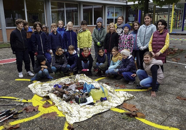 Echte &#8222;Naturhelden&#8220;: Die V...nd Viertklssler haben Mll gesammelt.  | Foto: Eva Probst