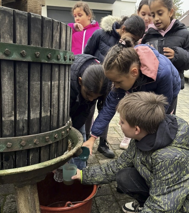 Aus der Apfeltrotte fliet der frische... Kinder direkt gensslich verkstigen.  | Foto: privat