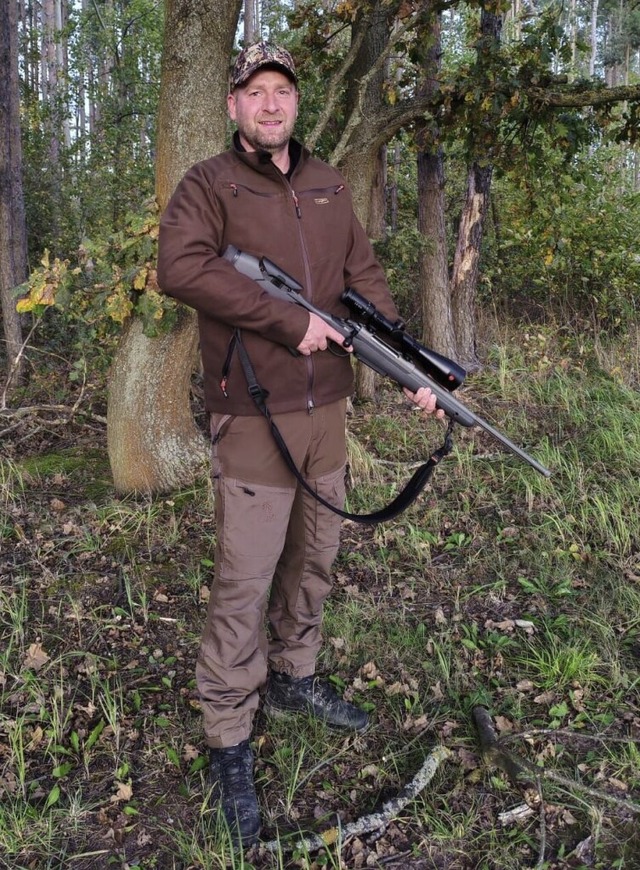 Jger Martin Bernhardt mit seinem Gewehr  | Foto: Privat