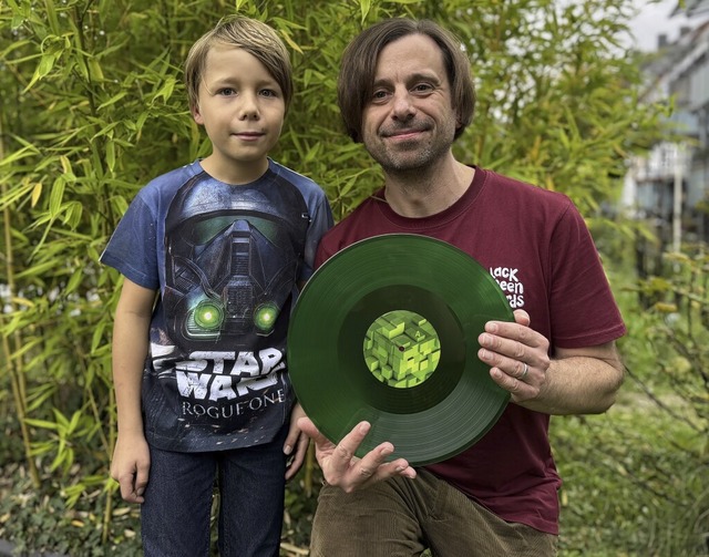 Matti Maerz und Christian Biehl mit dem Soundtrack zum Minecraft-Videospiel  | Foto: Christine Maerz-Biehl