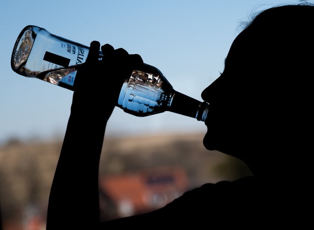 Der Konsum von Alkohol wird aus Sicht ...Deutschland noch immer bagatellisiert.  | Foto: Silas Stein (dpa) 