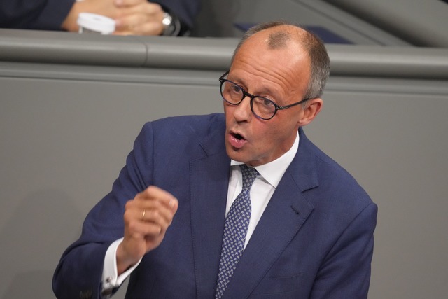 Oppositionsf&uuml;hrer und Unions-Kanz... seiner Rede im Bundestag auf Attacke.  | Foto: Kay Nietfeld/dpa