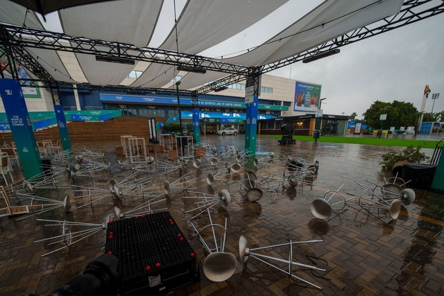 Auch einige der besten Tennisspielerin...e Folgen des Unwetters zu sp&uuml;ren.  | Foto: Manu Fernandez/AP/dpa