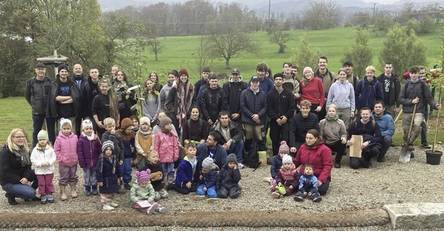 Schler, Lehrkrfte, Kinder und Erzieh...anzaktion der Gewerbeschule Schopfheim  | Foto: Gemeinde Steinen