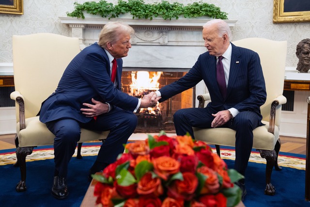 Biden begr&uuml;&szlig;t Trump mit einem Handschlag im Wei&szlig;en Haus.  | Foto: Evan Vucci/AP/dpa