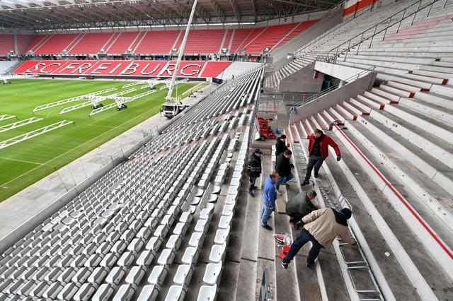 Europa-Park-Stadion ohne Stehpltze: Frs Lnderspiel in Freiburg wurden 6000 Sitzschalen montiert