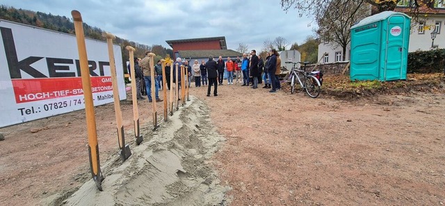 Offizieller Spatenstich fr das Wohnba...11; die Arbeiten haben schon begonnen.  | Foto: Christian Kramberg