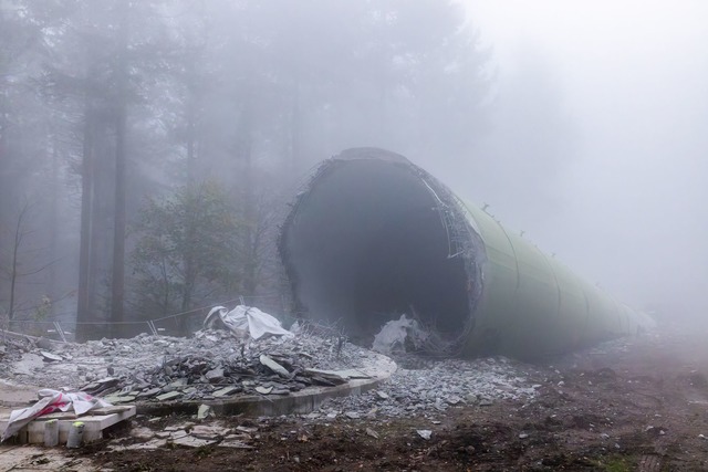 Nach der Sprengung des ersten Windradmasts wurde nun auch der zweite gesprengt.  | Foto: Philipp von Ditfurth/dpa