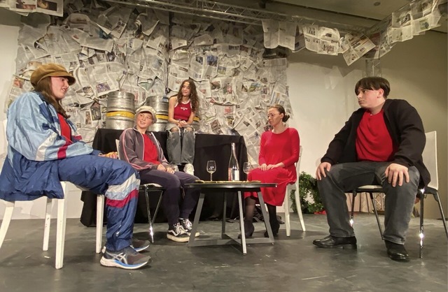 Eine Szene aus dem  Stck  &#8222;Bied...Vorstellung ist an diesem Donnerstag.   | Foto: Bertold Obergfll