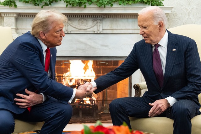 Das Treffen von Trump und Biden im Wei...en Haus war politisch sehr aufgeladen.  | Foto: Evan Vucci/AP/dpa