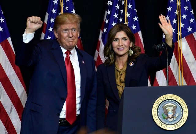 Kristi Noem ist f&uuml;r das Amt der Heimatschutzministerin vorgesehen.  | Foto: Susan Walsh/AP/dpa