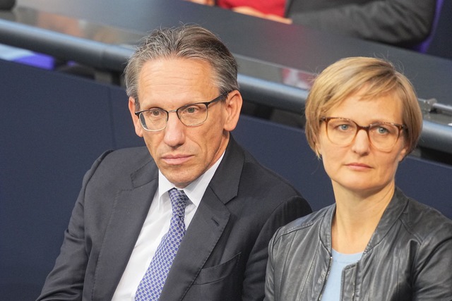 Nach der Regierungserkl&auml;rung spra...tmals als Finanzminister im Bundestag.  | Foto: Michael Kappeler/dpa