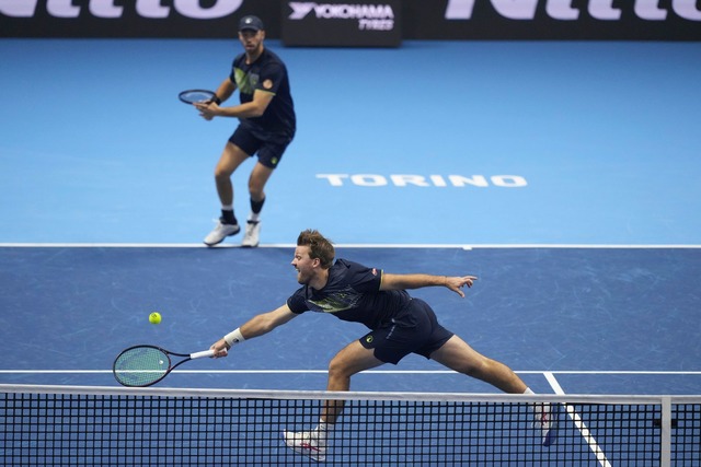 Tim P&uuml;tz (hinten) und Kevin Krawi...ls noch bei der Davis-Cup-Endrunde an.  | Foto: Antonio Calanni/AP/dpa