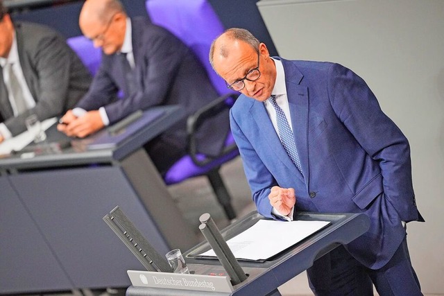 Friedrich Merz (vorn) und Olaf Scholz im Bundestag  | Foto: Michael Kappeler (dpa)