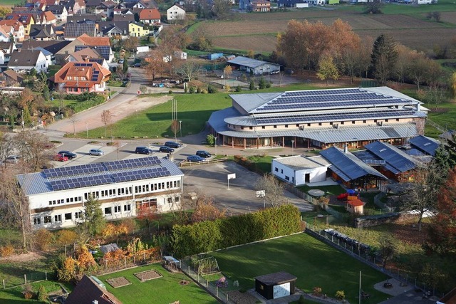 Auf den Dchern der  Grundschule und d...n  erzeugen Photovoltaikanlagen Strom.  | Foto: Christoph Breithaupt